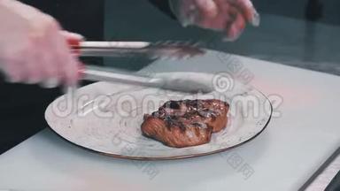 有酱汁和木桩的盘子站在桌子旁。 厨师用蔬菜装饰木桩